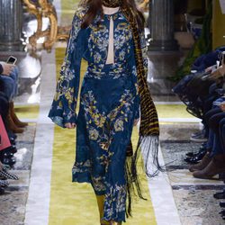 Vestido turquesa y dorado de Roberto Cavalli en la FW de Milán para otoño/invierno 2016/2017