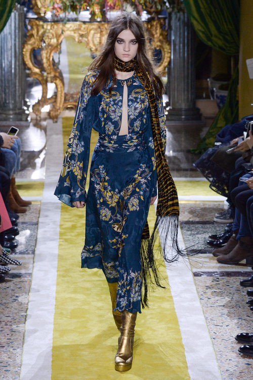 Vestido turquesa y dorado de Roberto Cavalli en la FW de Milán para otoño/invierno 2016/2017