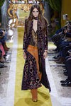Abrigo estampado y pantalones aterciopelados de Roberto Cavalli en la FW de Milán para otoño/invierno 2016/2017