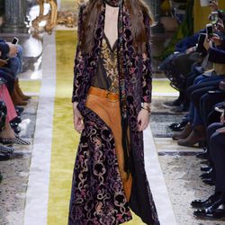 Abrigo estampado y pantalones aterciopelados de Roberto Cavalli en la FW de Milán para otoño/invierno 2016/2017