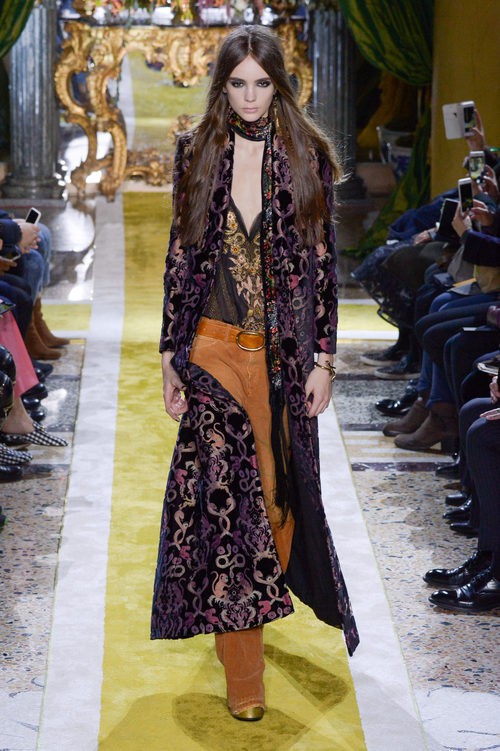Abrigo estampado y pantalones aterciopelados de Roberto Cavalli en la FW de Milán para otoño/invierno 2016/2017