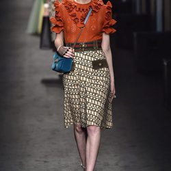 Conjunto con volúmenes de Gucci en la FW de Milán para otoño/invierno 2016/2017