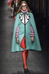 Poncho turquesa de Gucci en la FW de Milán para otoño/invierno 2016/2017