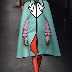 Poncho turquesa de Gucci en la FW de Milán para otoño/invierno 2016/2017