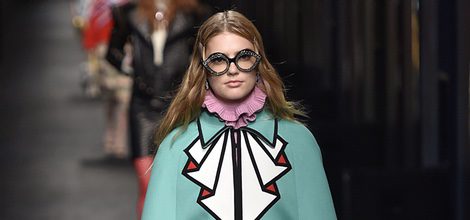 Poncho turquesa de Gucci en la FW de Milán para otoño/invierno 2016/2017