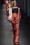 Vestido naranja, negro y rosa de Gucci en la FW de Milán para otoño/invierno 2016/2017