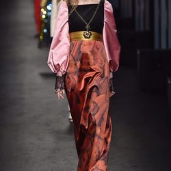 Vestido naranja, negro y rosa de Gucci en la FW de Milán para otoño/invierno 2016/2017