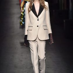 Traje crema de Gucci en la FW de Milán para otoño/invierno 2016/2017