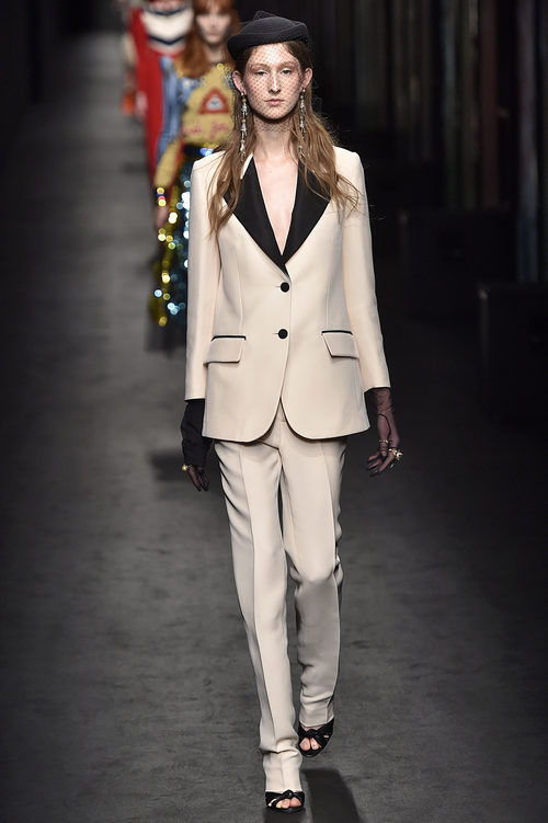 Traje crema de Gucci en la FW de Milán para otoño/invierno 2016/2017