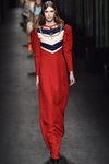 Vestido rojo y mangas globo de Gucci en la FW de Milán para otoño/invierno 2016/2017