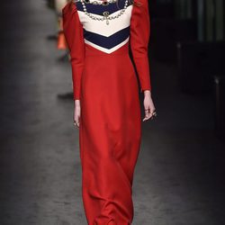 Vestido rojo y mangas globo de Gucci en la FW de Milán para otoño/invierno 2016/2017