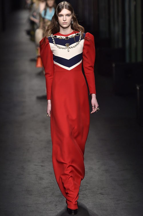 Vestido rojo y mangas globo de Gucci en la FW de Milán para otoño/invierno 2016/2017