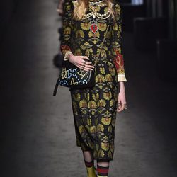 Vestido midi estampado de Gucci en la FW de Milán para otoño/invierno 2016/2017