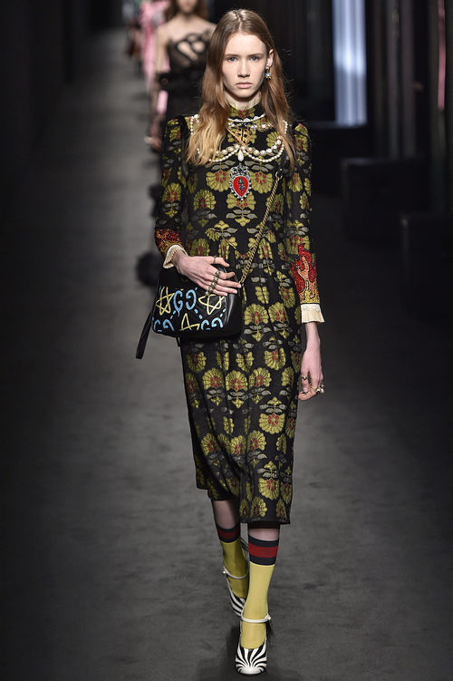 Vestido midi estampado de Gucci en la FW de Milán para otoño/invierno 2016/2017