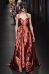 Vestido naranja plisado de Gucci en la FW de Milán para otoño/invierno 2016/2017