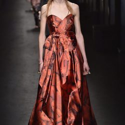 Vestido naranja plisado de Gucci en la FW de Milán para otoño/invierno 2016/2017