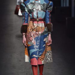 Abrigo midi con print animal de Gucci en la FW de Milán para otoño/invierno 2016/2017