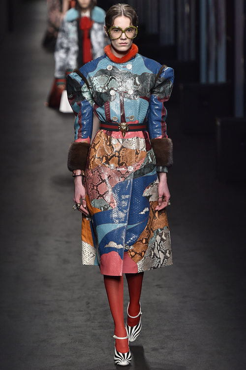 Abrigo midi con print animal de Gucci en la FW de Milán para otoño/invierno 2016/2017