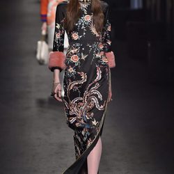 Vestido estilo kimono de Gucci en la FW de Milán para otoño/invierno 2016/2017