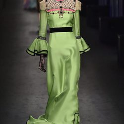 Vestido verde con volantes de Gucci en la FW de Milán para otoño/invierno 2016/2017