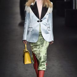 Conjunto de satén y flecos de Gucci en la FW de Milán para otoño/invierno 2016/2017