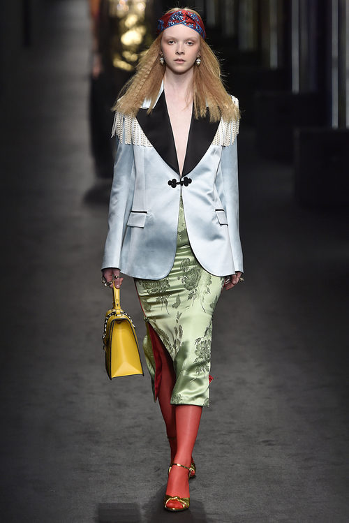 Conjunto de satén y flecos de Gucci en la FW de Milán para otoño/invierno 2016/2017