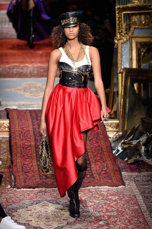 Vestido dos piezas estilo motero de Moschino en la FW de Milán para otoño/invierno 2016/2017