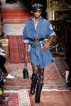 Vestido denim de corte ancho de Moschino en la FW de Milán para otoño/invierno 2016/2017