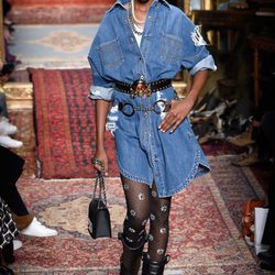 Vestido denim de corte ancho de Moschino en la FW de Milán para otoño/invierno 2016/2017