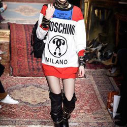 Vestido de punto en color rojo, blanco y azul de Moschino en la FW de Milán para otoño/invierno 2016/2017