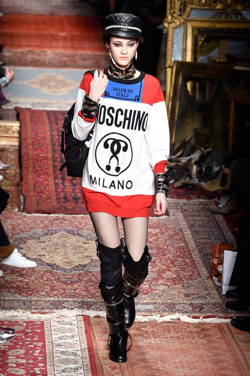 Vestido de punto en color rojo, blanco y azul de Moschino en la FW de Milán para otoño/invierno 2016/2017