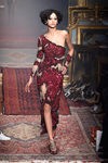 Vestido sequin con transparencias de Moschino en la FW de Milán para otoño/invierno 2016/2017