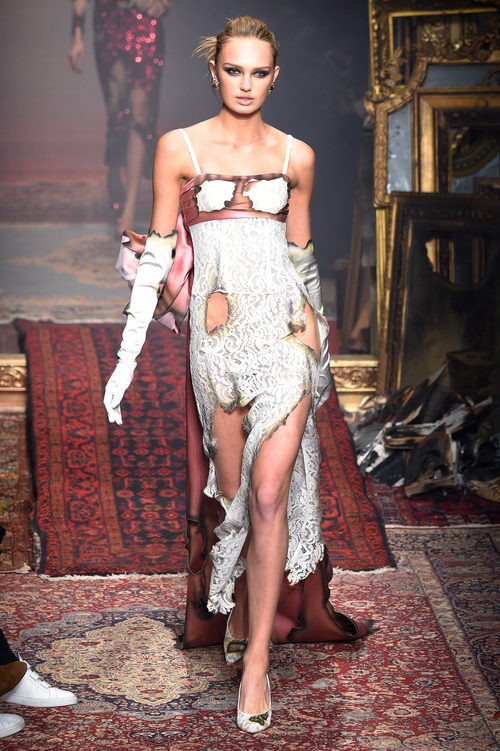 Vestido de corte lencero de Moschino en la FW de Milán para otoño/invierno 2016/2017