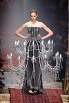 Vestido-lámpara negro de Moschino en la FW de Milán para otoño/invierno 2016/2017