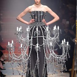 Vestido-lámpara negro de Moschino en la FW de Milán para otoño/invierno 2016/2017