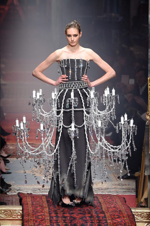 Vestido-lámpara negro de Moschino en la FW de Milán para otoño/invierno 2016/2017