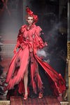 Vestido coral vaporoso de Moschino en la FW de Milán para otoño/invierno 2016/2017