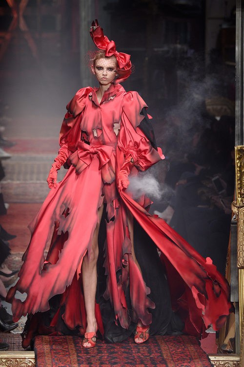 Vestido coral vaporoso de Moschino en la FW de Milán para otoño/invierno 2016/2017