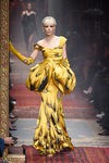Vestido amarillo de peplum pétalo de Moschino en la FW de Milán para otoño/invierno 2016/2017