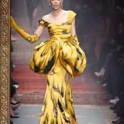 Vestido amarillo de peplum pétalo de Moschino en la FW de Milán para otoño/invierno 2016/2017