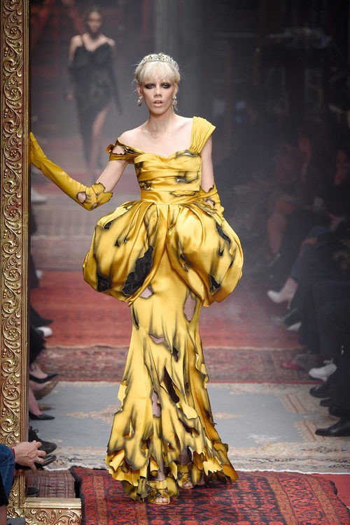 Vestido amarillo de peplum pétalo de Moschino en la FW de Milán para otoño/invierno 2016/2017