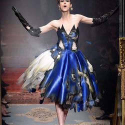 Vestido midi en tonos azules y negros de Moschino en la FW de Milán para otoño/invierno 2016/2017