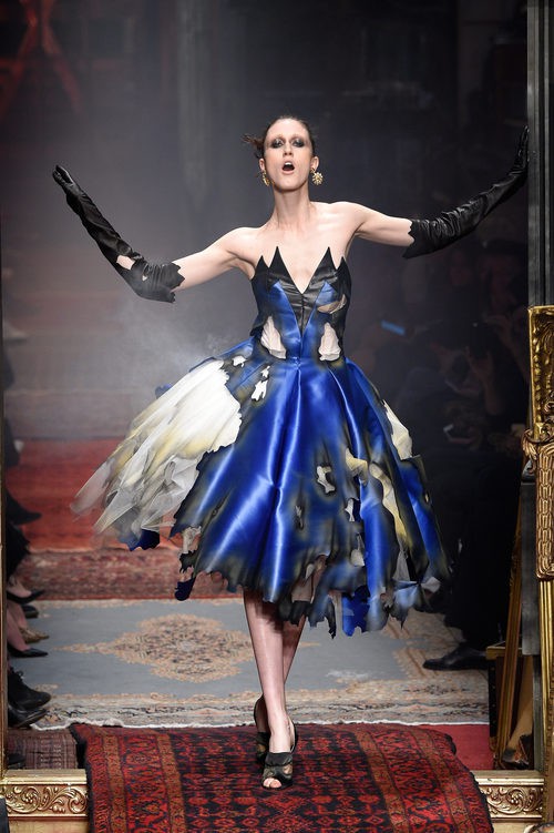 Vestido midi en tonos azules y negros de Moschino en la FW de Milán para otoño/invierno 2016/2017