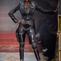 Mono negro con detalles metalizados de Moschino en la FW de Milán para otoño/invierno 2016/2017