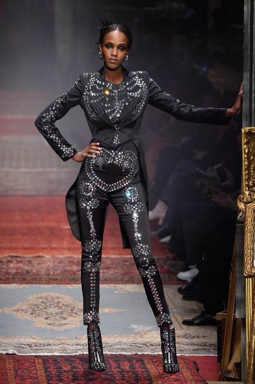 Mono negro con detalles metalizados de Moschino en la FW de Milán para otoño/invierno 2016/2017