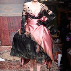 Vestido midi vaporoso rosa y negro de Moschino en la FW de Milán para otoño/invierno 2016/2017