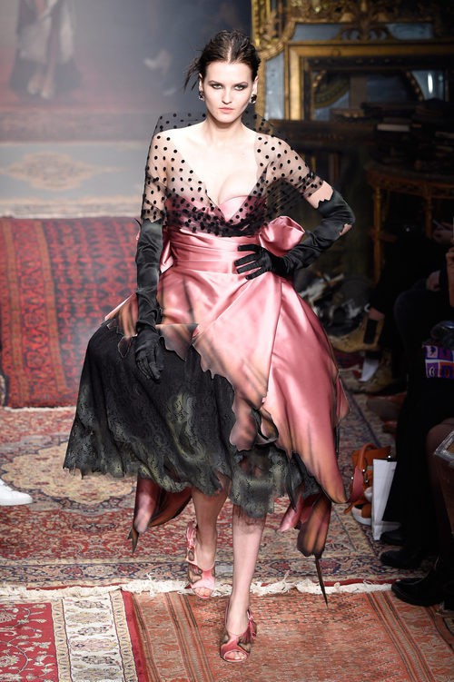 Vestido midi vaporoso rosa y negro de Moschino en la FW de Milán para otoño/invierno 2016/2017