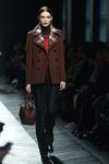 Abrigo marrón de Bottega Veneta en la FW Milán para otoño/invierno 2016/2017