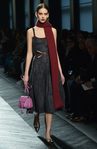 Vestido gris y bufanda granate de Bottega Veneta en la FW Milán para otoño/invierno 2016/2017