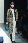 Abrigo print animal de Bottega Veneta en la FW Milán para otoño/invierno 2016/2017